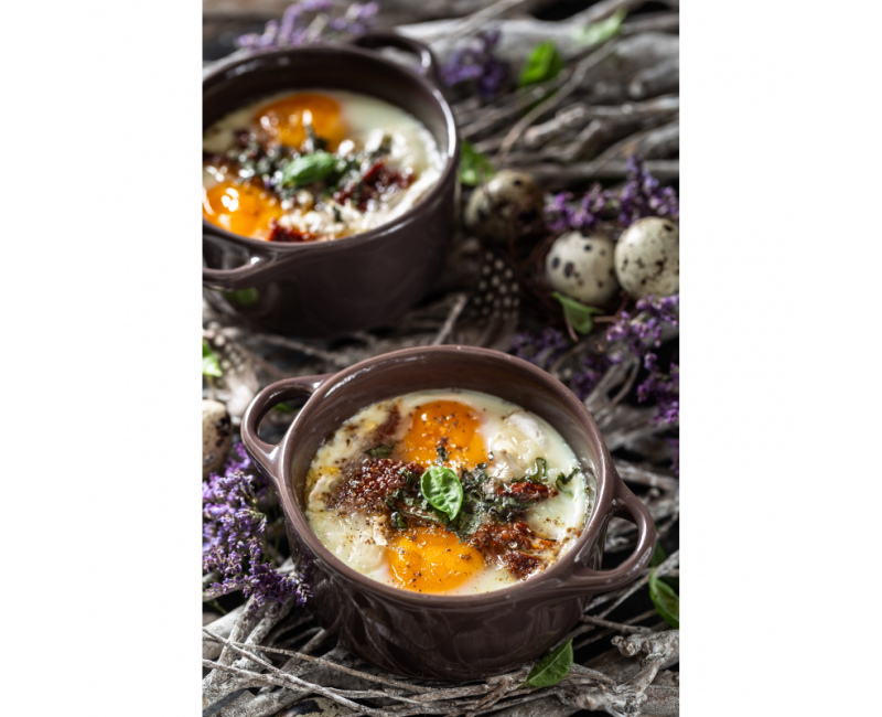 Oeuf cocotte aux morilles, jambon de pays et vin jaune